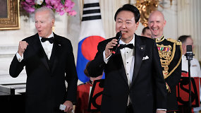 Pamatykite patys: Pietų Korėjos vadovas užtraukė „American Pie“ – Baltieji rūmai skendo ovacijose