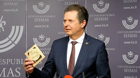 Aidas Gedvilas skyrė &Scaron;arūnui Černiauskui medinį apdovanojimą