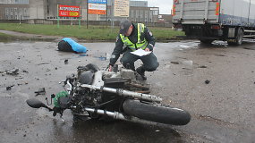 Tragiška avarija Panevėžyje: žuvo motociklu važiavęs ir su sunkvežimiu susidūręs vairavimo instruktorius
