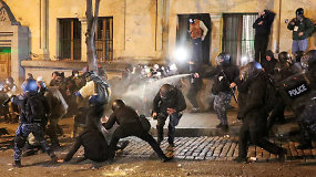 Sakartvele policija susirėmė su protestuotojais: paleido pipirines dujas, naudojo vandens patrankas