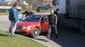 Panevėžyje žiedu važiavęs vilkikas apsuko „Audi“