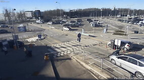 Užfiksuotas ant kapoto vežamas vie&scaron;osios tvarkos pareigūnas Vilniaus oro uosto teritorijoje