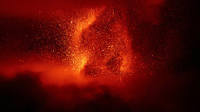 Grėsmingas grožis: Etnos ugnikalnis po mėnesių tylos į orą iššovė lavą bei pelenus