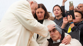 Vienos iš labiausiai jaudinančių vizito akimirkų: popiežius Pranciškus aplankė hospisą