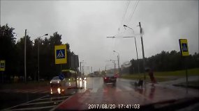 Kaune užfiksuotas pavojingas „Saab“ manevras pėsčiųjų perėjoje