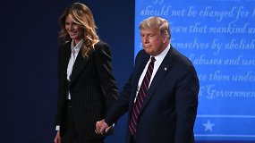 D.Trumpas, žurnalistus raginęs nusiimti kaukes, kartu su žmona Melania susirgo koronavirusu