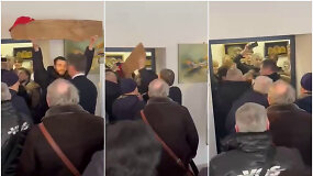 Vilkavi&scaron;kyje Remigijus Žemaitaitis grubiai apstumdė protestuotoją