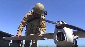 Pamatykite: ukrainiečių šaulys iš propelerinio lėktuvo galo numušė rusų droną „Orlan“