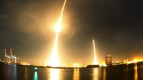 „SpaceX“ sėkmingai vertikaliai nuleido raketą