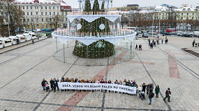 Visos Vilniaus Eglės palaiko kalėdinę Vilniaus eglę