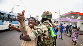 Šalies valdžią perėmę Gabono kariškiai važiavo miesto gatvėmis
