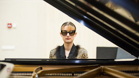 Išgirskite: aklumas merginai nesutrukdė tapti profesionale pianiste