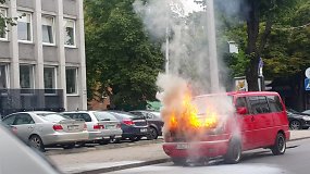 Nufilmavo, kaip praeiviai mėgina užgesinti Kaune degantį automobilį