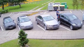Vyriškis ranka išdaužė galinį automobilio „Mercedes- Benz“ langą
