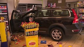 Vokietijoje 77-metų vairuotojas įlėkė į degalinės parduotuvę