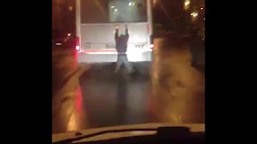 Paauglys važiuoja užsikabinęs ant autobuso Vilniuje