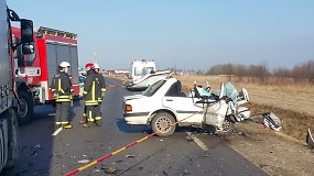 Žūtis Klaipėdos rajone: įtariama, kad„Mazda“ vairuotojas tyčia pasuko į sunkvežimį