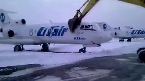 Užfiksuota, kaip rusas ekskavatoriumi sudaužo lėktuvą