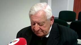 Pedofilija kaltinamas kunigas J.Antanavičius į žurnalistų klausimus atsakė tik &scaron;ypsena