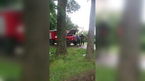 Namas skendo liepsnose, o ugniagesiai mėgino užvesti senutėlaitį automobilį