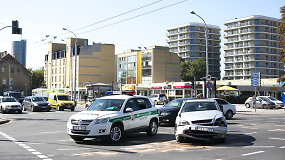 Judrioje sostinės sankryžoje susidūrus automobiliams moteris išgabenta į ligoninę