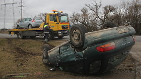 Navigacijos nurodymą „apsisukite“ vykdžiusi vairuotoja sukėlė avariją