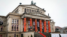 Tūkstančiai pabėgėlių gelbėjimosi liemenių tapo kolonų puošmena Berlyne