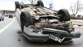 Vilniuje apvirto jaunuolio vairuotas „Peugeot“: ir vėl kaltas kažkas kitas