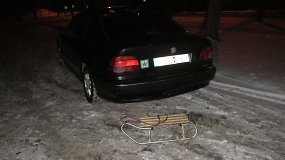 Policija tramdo sniegą raižančius kelių gaidelius