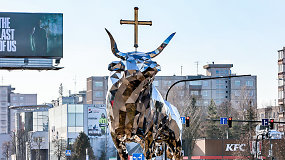 Kaune suspindo 7 metrų aukščio Tauro skulptūra – pamatykite iš paukščio skrydžio