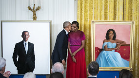Baltuosiuose rūmuose iškilmingai atidengti Baracko ir Michelle Obamų portretai