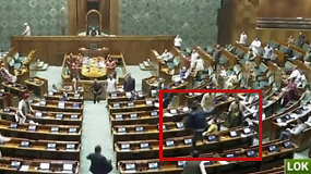 Momentas, kai Indijos parlamente įsibrovėlis užšoko ant stalo