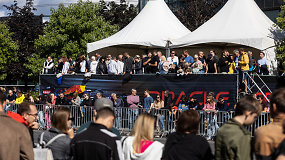 Minios žmonių susirinko į „Red Bull Showrun“ Vilniuje – pamatykite, kaip atrodo pasiruošimas pasirodymui