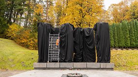 Antakalnio kapinėse juodu audeklu uždengtos sovietinės karių skulptūros