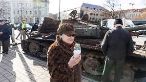 Bruzdesys šalia tanko Vilniuje: senjorės atnešė žvakių, vicemeras pastatė konteinerį gvazdikams