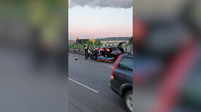 Avarija Vilniuje: skaitytojas užfiksavo, kaip gelbėtojai vadavo prispaustą žmogų