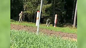 Nufilmuota, kaip baltarusių pasieniečiai slepia pėdsakus