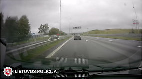 Užfiksuotos BMW gaudynės Kauno gatvėse: vairuotojas – beteisis ir per 100 kartų baustas