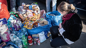 Bėgantieji iš Ukrainos stringa eilėse, sušalusiems ir alkaniems žmonėms savanoriai dalina maistą