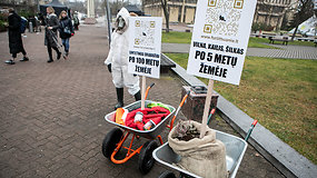 „Tuščių narvų“ protesto akcija – parodė narvus, kuriuose nežmoniškomis sąlygomis laikyti kailiniai žvėreliai