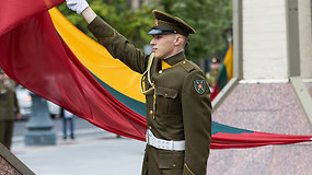 Valstybės vėliavos pakėlimo ceremonija Nepriklausomybės aikštėje