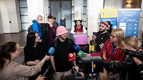 „Eurovizijos“ nugalėtojai „Kalush Orchestra“ – jau Lietuvoje, tačiau kelionė nebuvo sklandi: lėktuve sugadintas kontrabosas