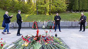 Antakalnio kapinėse rinkosi gegužės 9-osios minėtojai: nešė raudonas gėles, piktinosi gyvenimu Lietuvoje ir leido sovietines karo dainas