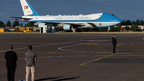 Tiesiogiai iš lėktuvų stebėjimo aikštelės – būriai smalsuolių laukia JAV prezidento lėktuvo