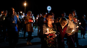 Naktinė žiburių procesija aplink Šiluvą: žvakelių jūra ir maldos už šeimas ir jaunimą