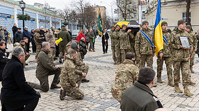 Ant kelių priklaupę kariai ir trimitai: Kyjive išlydėtas Ukrainos ir Lietuvos didvyris Tadas