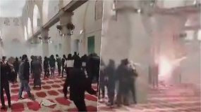 Jeruzalės Al Aksos mečetėje guminėmis kulkomis apšaudomi protestuotojai – kaip atsaką šie paleido fejerverkus