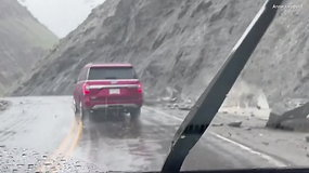 Užfiksuota, kaip važiuojantį automobilį apgriuvo Yellowstone krentančios uolos