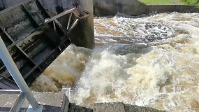 Avarinė situacija Panevėžyje: pakilęs vanduo „Ekrano“ mariose išplėšė užtvankos šliuzą