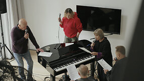 Būrys scenos legendų bendrą dainą M1 muzikos apdovanojimams kūrė i&scaron;vykę į sodybą